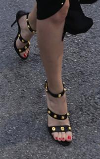 Khloé Kardashian feet photo thumbnail