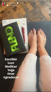 Claudia Lizaldi feet photo thumbnail