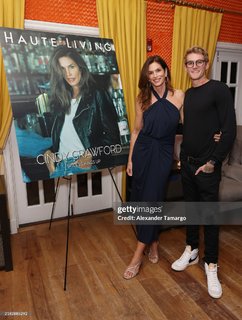 Cindy Crawford feet photo thumbnail
