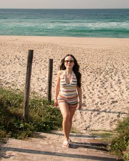 Larissa Manoela feet photo thumbnail