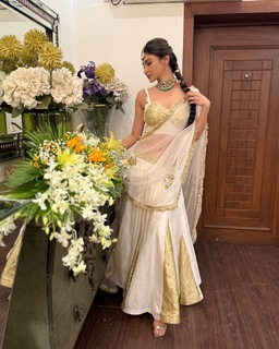 Mouni Roy feet photo thumbnail