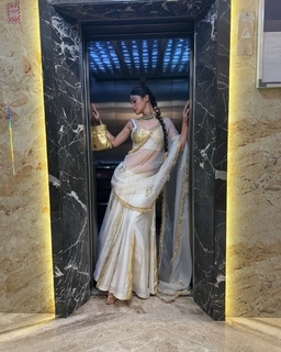 Mouni Roy feet photo thumbnail
