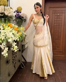 Mouni Roy feet photo thumbnail