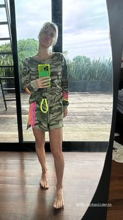 Carolina Dieckmann feet photo thumbnail