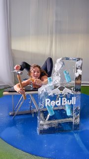 Sofie Dossi feet photo thumbnail