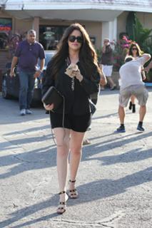 Khloé Kardashian feet photo thumbnail