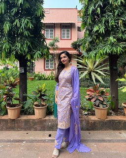 Anushka Sen feet photo thumbnail