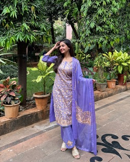 Anushka Sen feet photo thumbnail