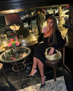 Joy Taylor feet photo thumbnail