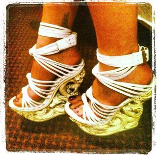 Rita Ora feet photo thumbnail