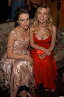 Scarlett Johansson feet photo thumbnail