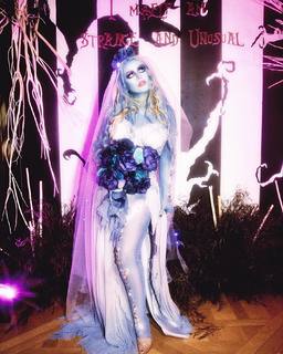 Christina Aguilera feet photo thumbnail