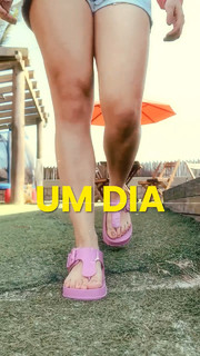Larissa Manoela feet photo thumbnail