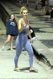 Carolina Dieckmann feet photo thumbnail