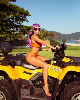 Deborah Secco feet photo thumbnail