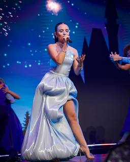 Larissa Manoela feet photo thumbnail