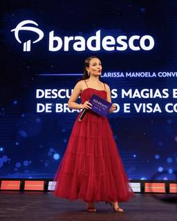 Larissa Manoela feet photo thumbnail