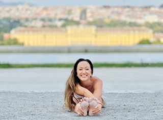 Kino MacGregor feet photo thumbnail