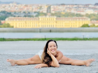 Kino MacGregor feet photo thumbnail