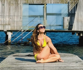 Kino MacGregor feet photo thumbnail