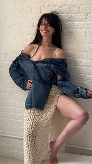 Anne Hathaway feet photo thumbnail