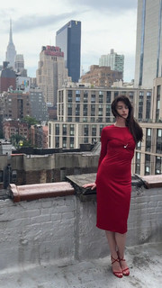Anne Hathaway feet photo thumbnail