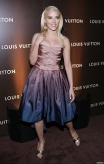 Scarlett Johansson feet photo thumbnail