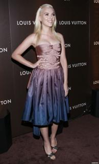Scarlett Johansson feet photo thumbnail