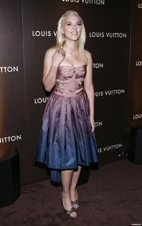 Scarlett Johansson feet photo thumbnail