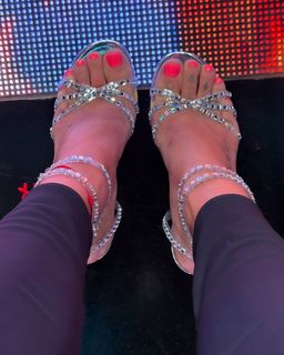 Nicole Neumann feet photo thumbnail