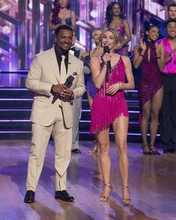Julianne Hough feet photo thumbnail