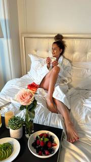 Brooke Burke feet photo thumbnail