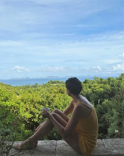 Taylor Hill feet photo thumbnail