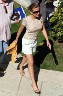 Scarlett Johansson feet photo thumbnail