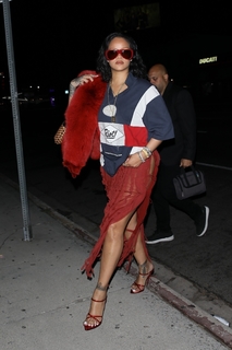 Rihanna feet photo thumbnail