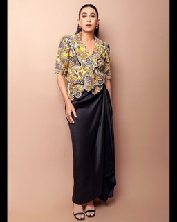 Karisma Kapoor feet photo thumbnail