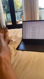 Brooke Burke feet photo thumbnail
