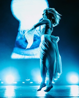Aurora Aksnes feet photo thumbnail