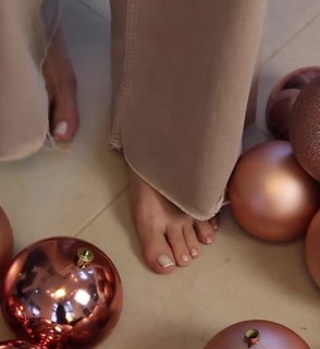 Carla Diaz feet photo thumbnail