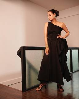 Dia Mirza feet photo thumbnail