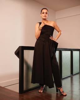 Dia Mirza feet photo thumbnail