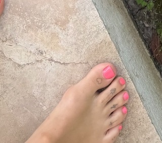 Nicole Neumann feet photo thumbnail