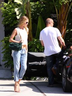 Rosie Huntington-Whiteley feet photo thumbnail