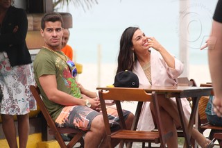 Isis Valverde feet photo thumbnail