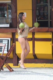 Isis Valverde feet photo thumbnail