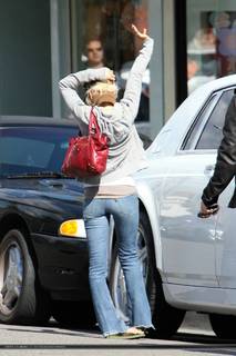 Christina Aguilera feet photo thumbnail