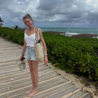 Katie Cassidy feet photo thumbnail