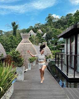 Larissa Manoela feet photo thumbnail