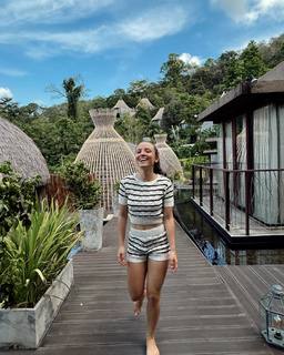Larissa Manoela feet photo thumbnail
