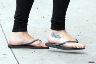 Lea Michele feet photo thumbnail